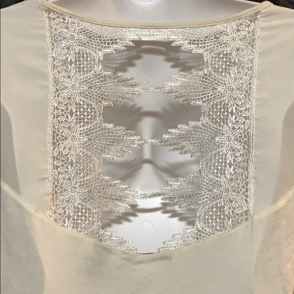 BKERED TOP WITH DETAILED BACK💙 - Picture 2 of 3